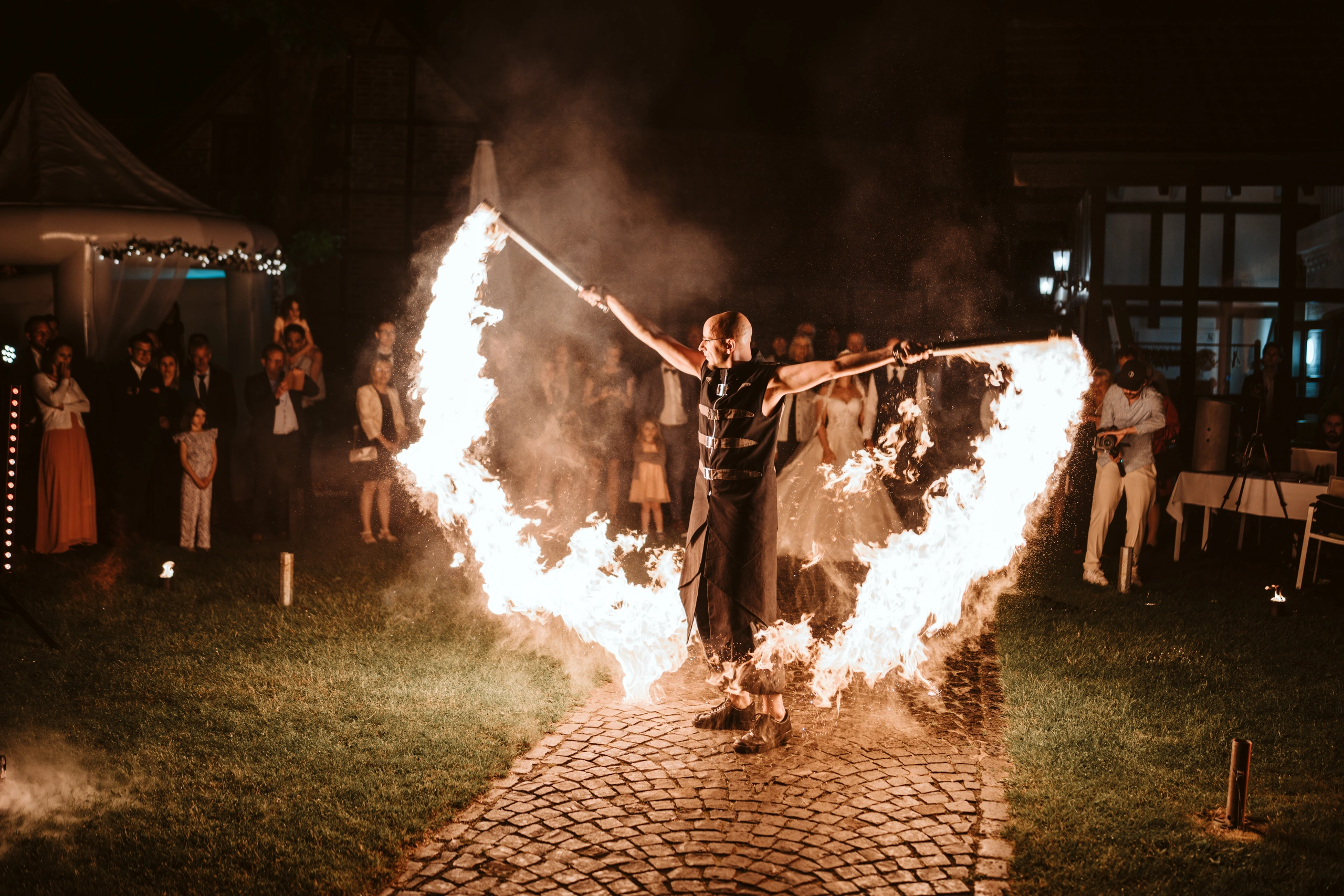 Feuerkünstler mit großen Feuerbahnen bei einer Veranstaltung