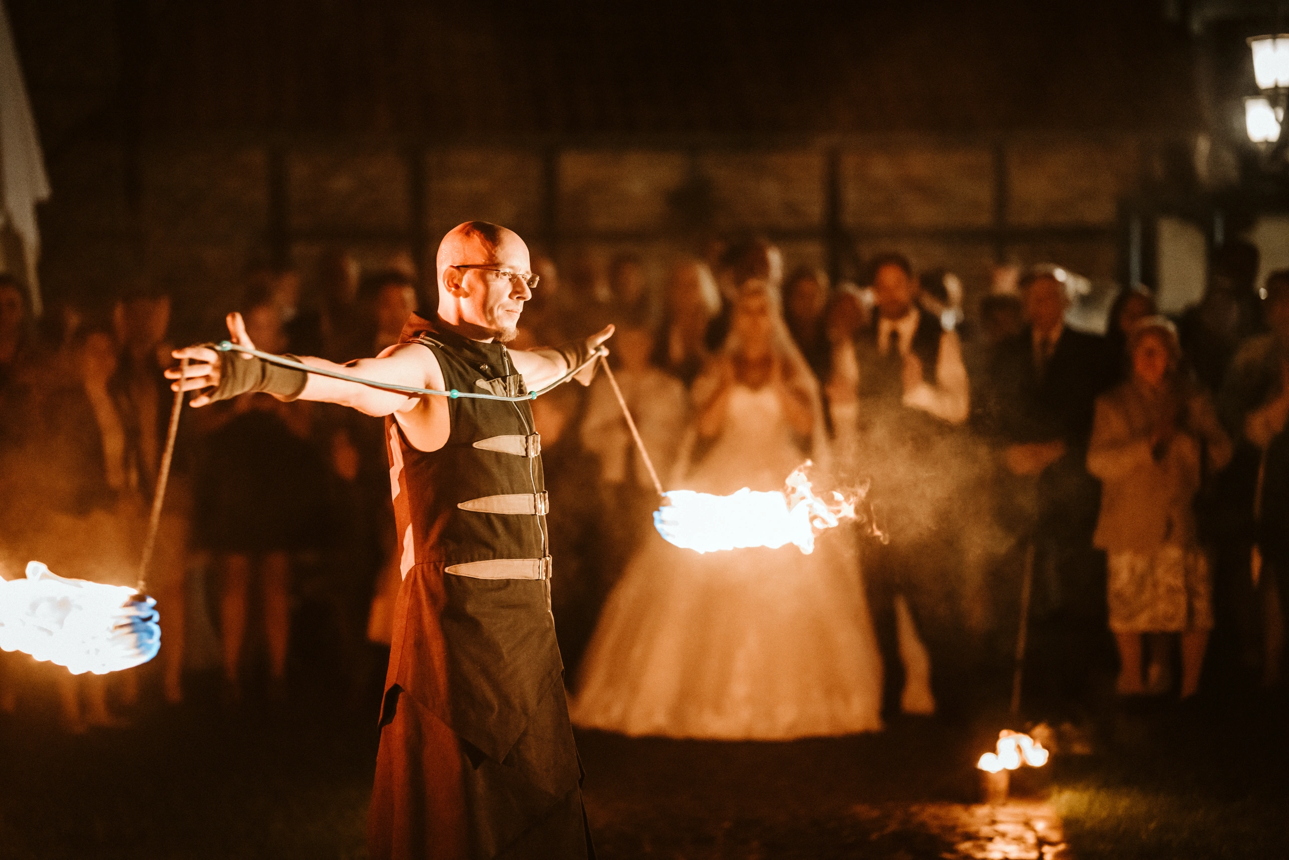 Feuershow vor einer Hochzeitsgesellschaft