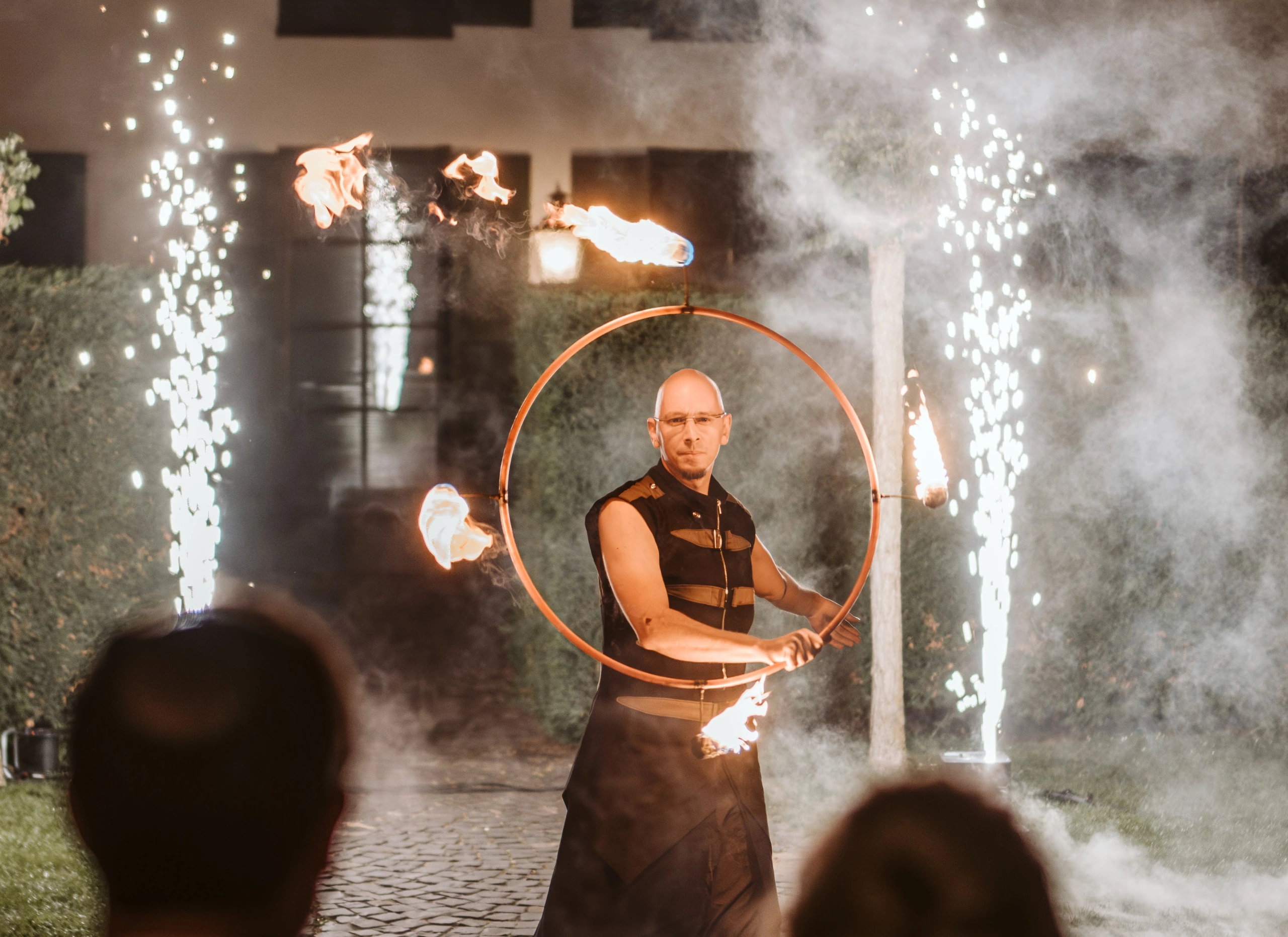 Großer Flammeneffekt als Finale einer Feuershow