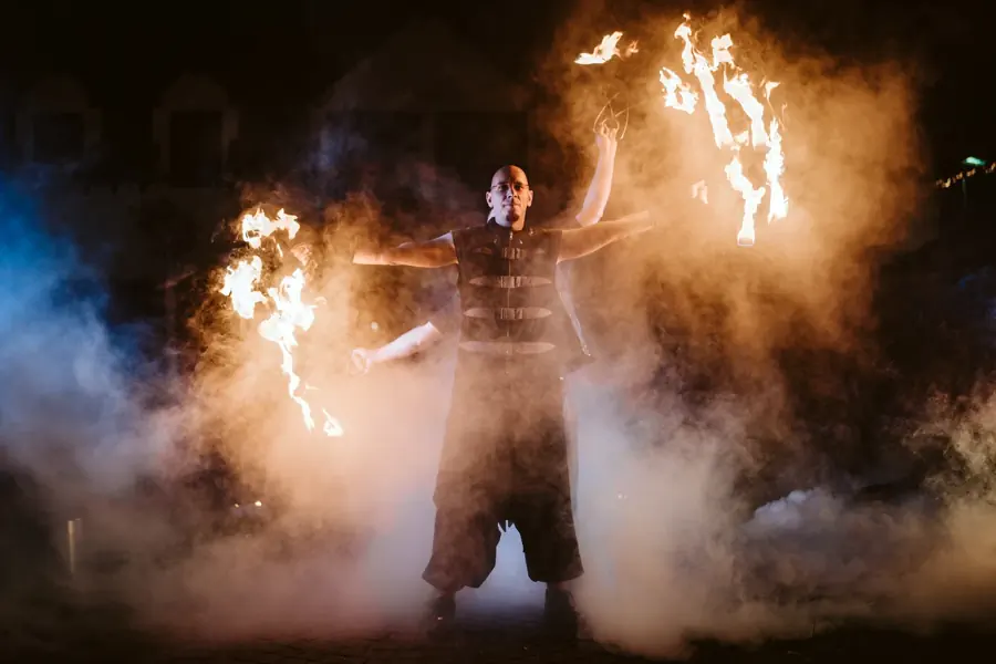 Atmosphärische Feuershow bei Dunkelheit