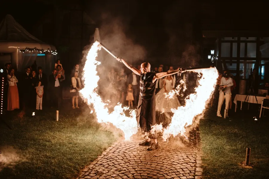 Feuershow mit Roland Grela und Flammen