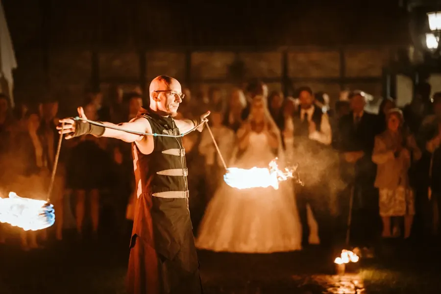 Feuershow bei einer Hochzeit
