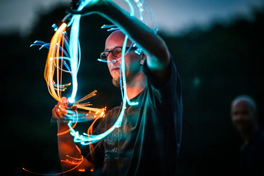 LED-Show mit leuchtenden Requisiten