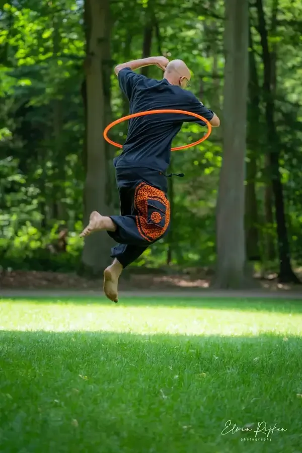 Bewegungsperformance mit einem Hula-Hoop-Reifen