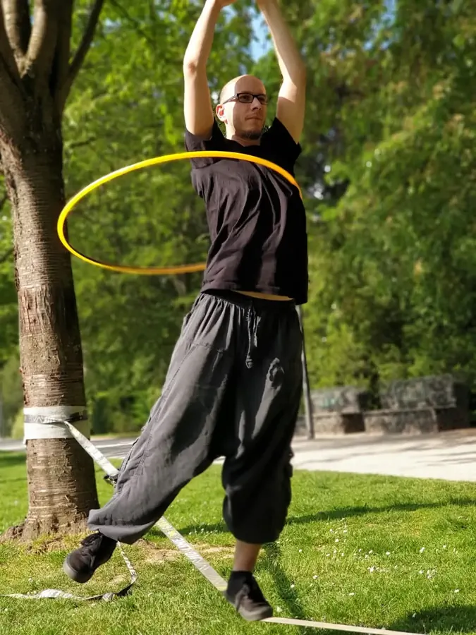Bewegungsperformance mit einem Hula-Hoop-Reifen