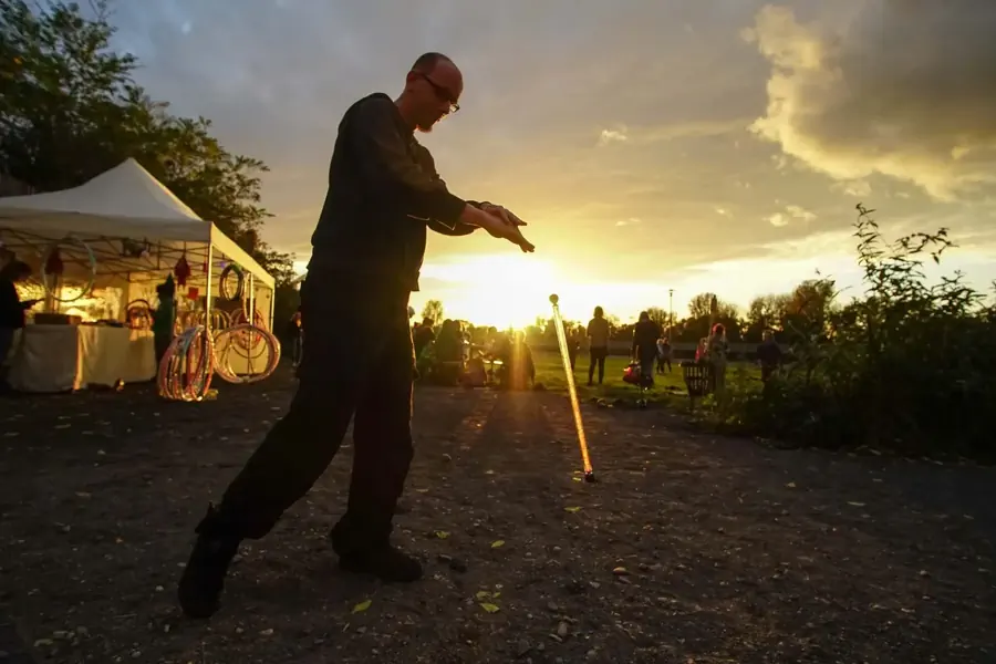 Performance mit Requisiten bei Sonnenuntergang