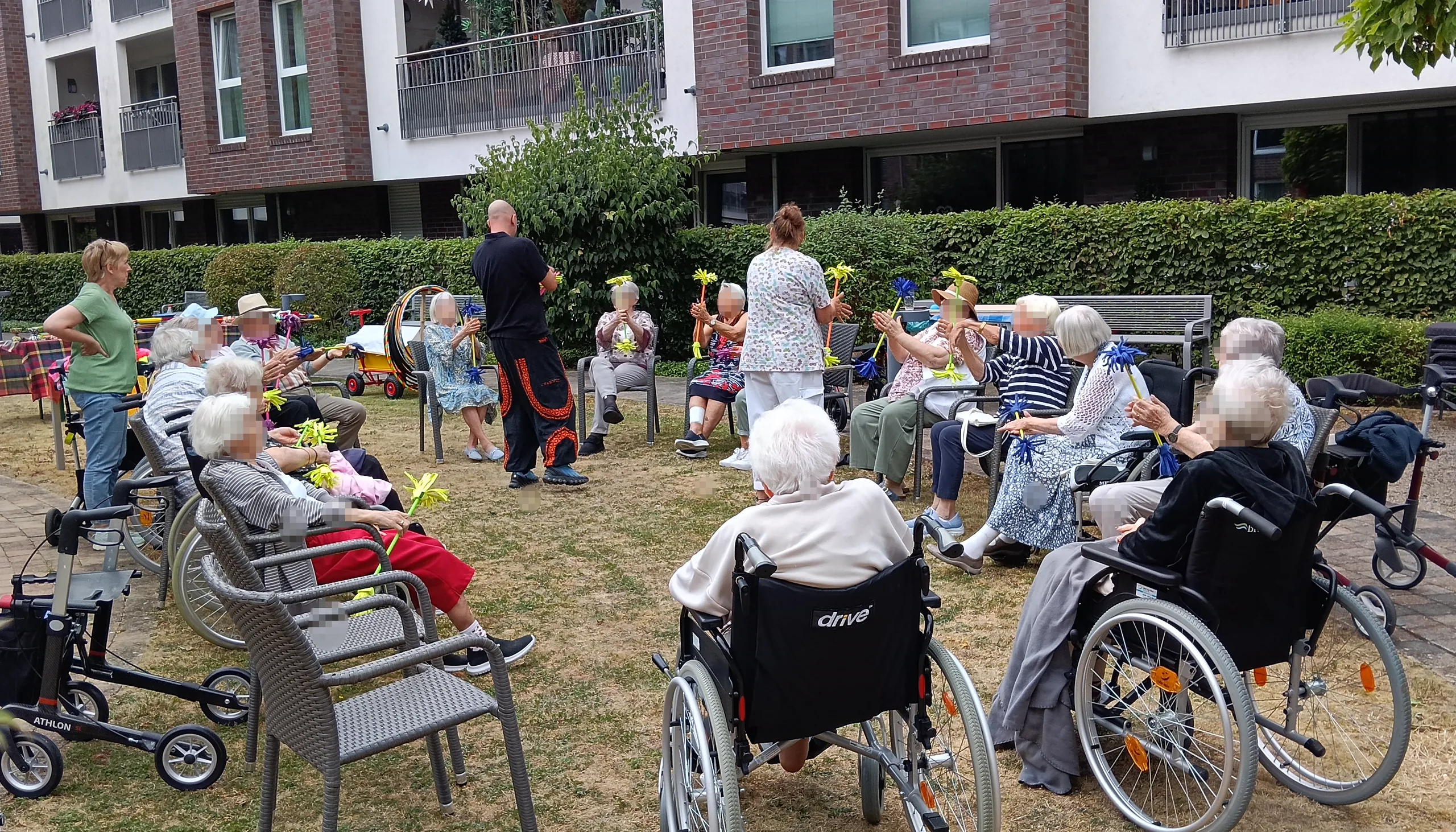 Seniorinnen und Senioren probieren Zirkusrequisiten im Außenbereich aus