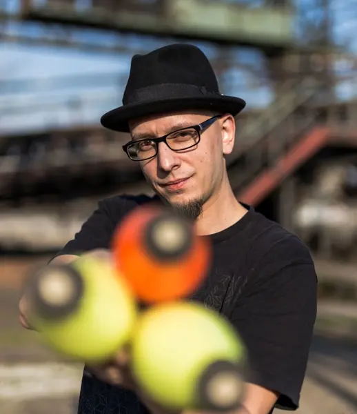 Roland Grela mit Jonglier-Requisiten
